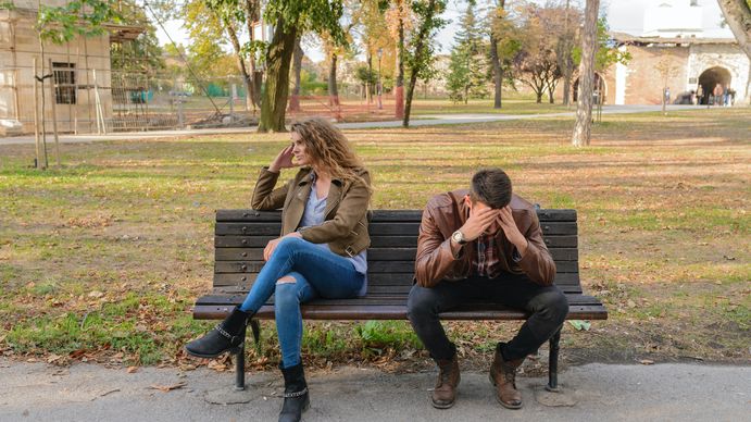 Ruptura amorosa: ¿Está bien seguir hablando con un ex?