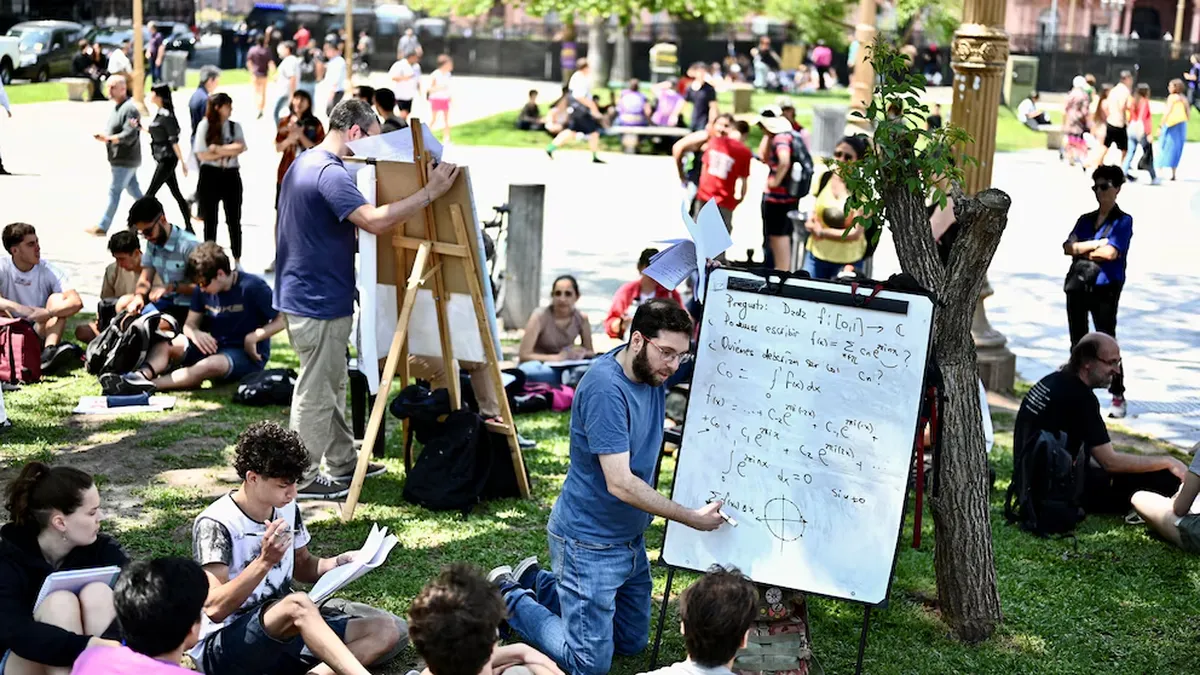 Estudiantes y docentes universitarios tuvieron clases públicas en Plaza de Mayo. (foto: Reuters)