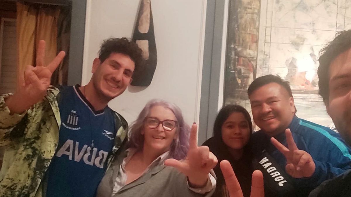La vecina anti kirchnerista de Cristina Kirchner socorrió a una militante. (Foto: @JeremiasAntelo)