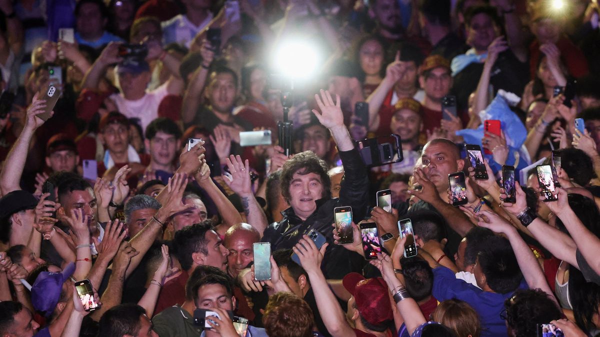 Milei atravesó el parque de España rodeado de militantes mientras sonaba la clásica canción Panic Show de La Renga con la que hace sus ingresos. (Foto: Reuters/Cris Sille).