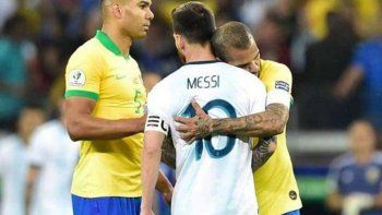 Dani Alves: Si Messi pasa dos minutos sin tocar la pelota, se desconecta del partido
