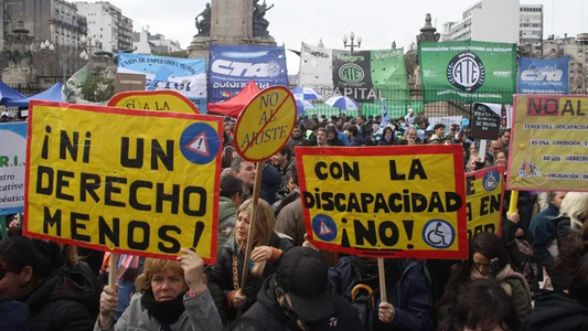 Celebración y festejos: cómo se vivió en la plaza Congreso el rechazo al veto a ley de discapacidad