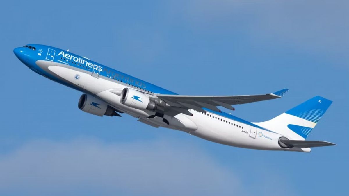 Un avión de Aerolíneas Argentinas debió sobrevolar casi una hora sobre  Santa Fe sin poder aterrizar