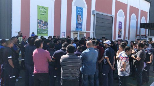 La papelera Kimberly-Clark cerró su planta en Bernal y más de 200 trabajadores despedidos tomaron la fábrica