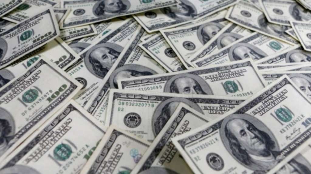 Con Argentina en default selectivo, el dólar abre a $61 y el riesgo país ya supera los 2400 puntos