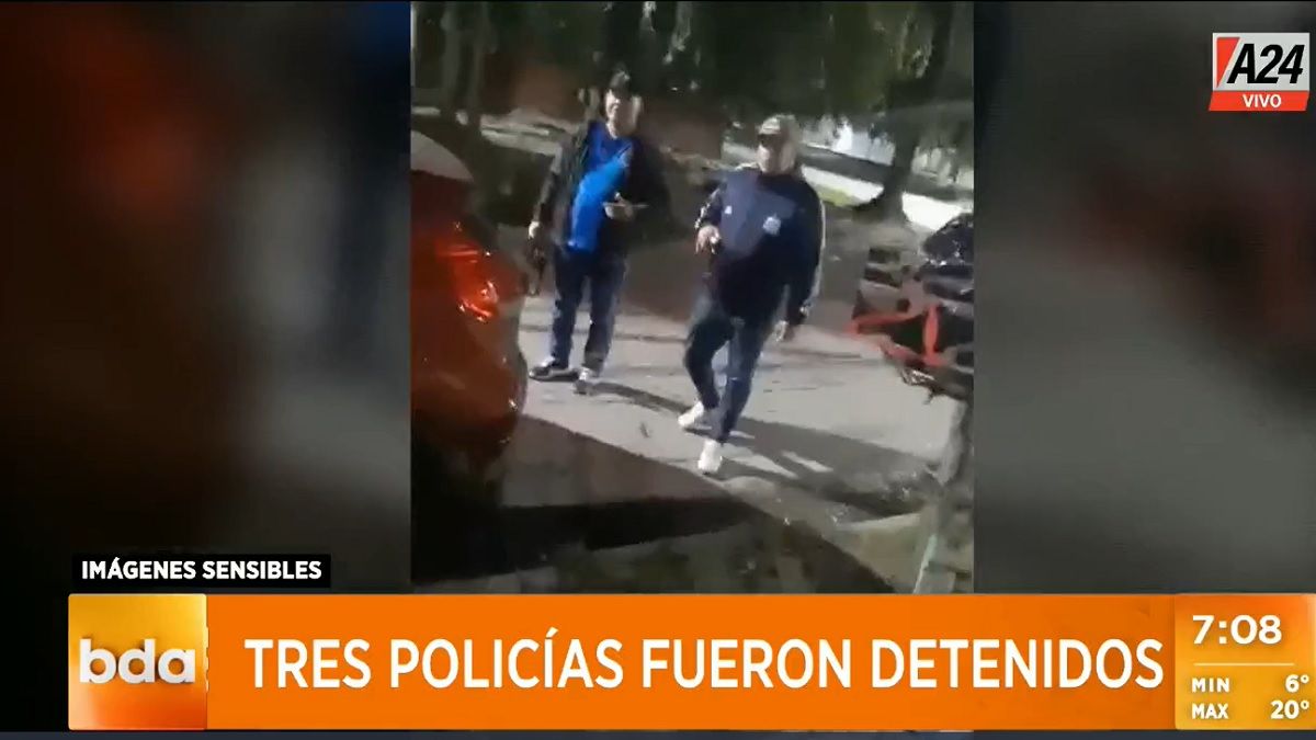 Los tres policías de civil quedaron detenidos. Foto: captura de video.&nbsp;