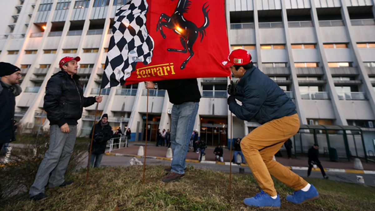 Seguidores de Ferrari se instalaron frente al hospital donde está internado Schumacher.