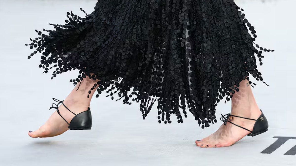 Margaret Qualley llevó las sandalias sin suela de Chanel y convirtió la alfombra roja en debate fashion.