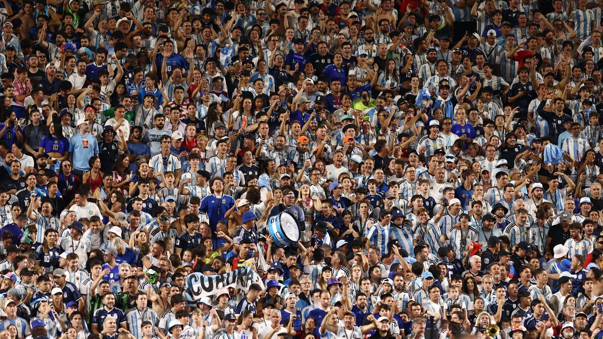 La ministra de Seguridad explicó que la medida responde a la prohibición de ingresar al estadio con elementos que contengan mensajes políticos. (Foto: Reuters)