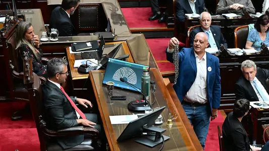 Horacio Pietragalla le dejó una cadena a Martín Menem en el debate de la reforma laboral: El símbolo de esta ley