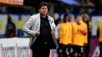 Escándalo: el DT de Always Ready dijo que el árbitro contra Boca estuvo comprado
