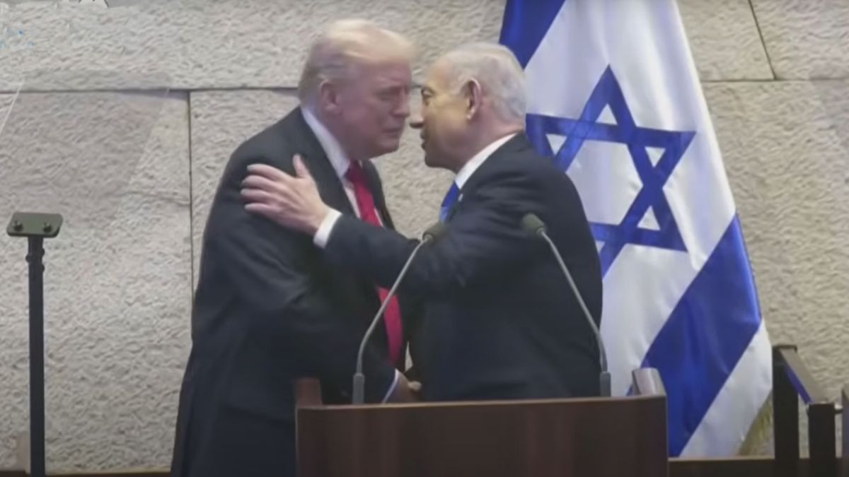 Trump y Netanyahu se saludan en el parlamento de Israel. (Foto: Captura de TV)