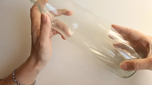 Quien tiene botellas de vidrio vacias en su casa tiene un tesoro: por qué y para qué utilizarlas