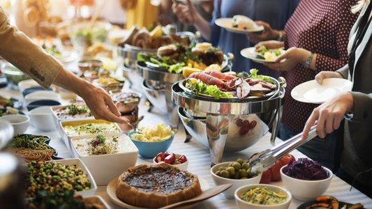 Me siento discriminado: un buffet prohibió el acceso de un cliente habitual por comer demasiado.