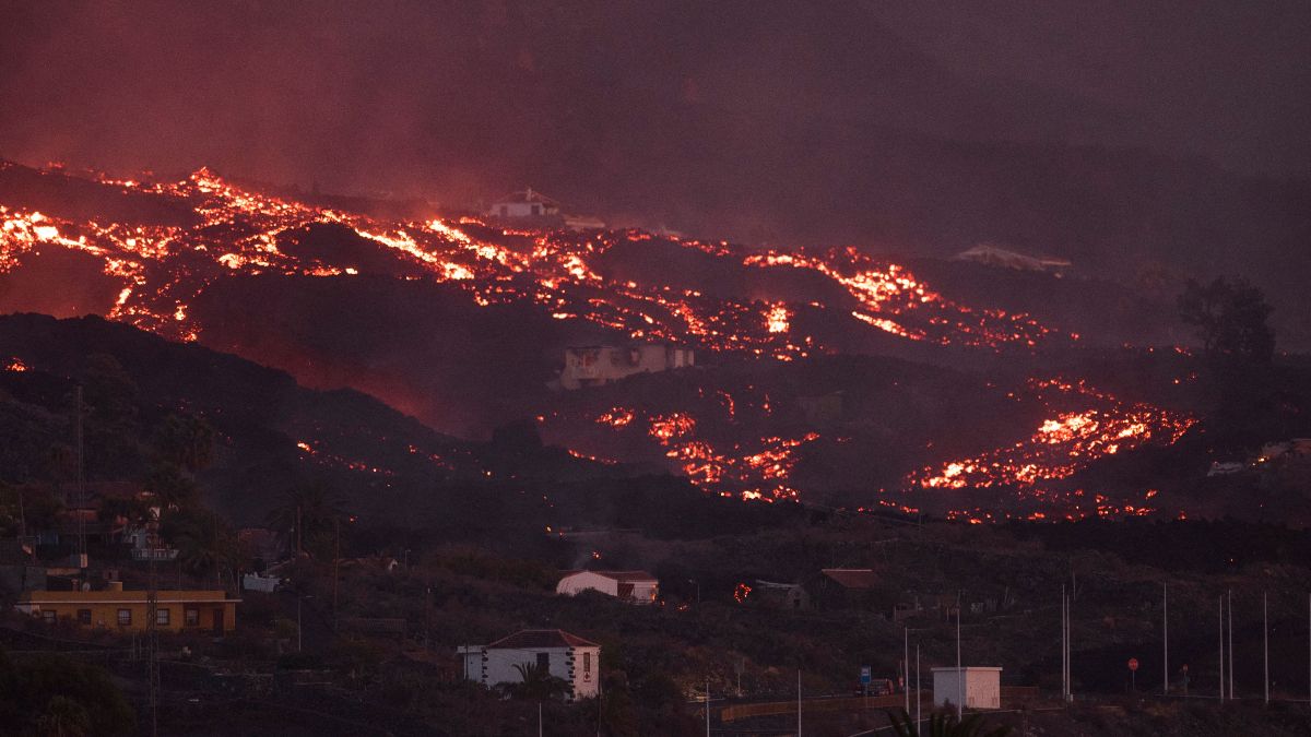 El volcán Cumbre Vieja volvió a despedir ríos de lava y piedras.