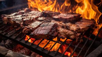 Truco para el asado: para qué sirve frotar un hielo por la parrilla y cuándo recomiendan hacerlo