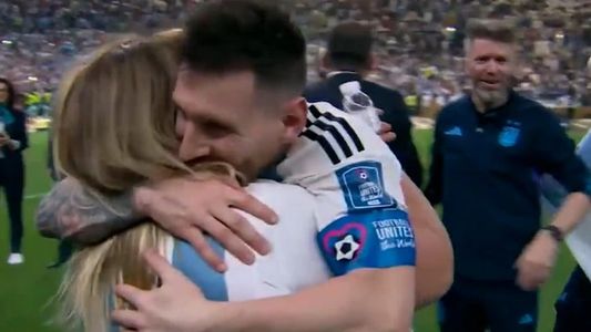 Quién es Antonia Farías, la mujer que se fundió en un emotivo abrazo con Lionel Messi