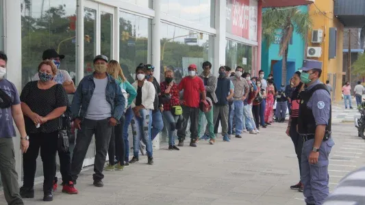 El Gobierno analiza cambiar el IFE por un Ingreso Básico Universal: alcanzaría a 3 millones de personas y se pagaría varios años