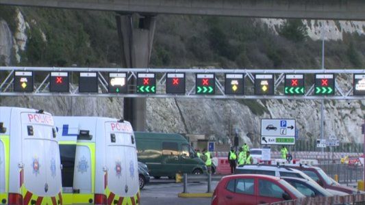 El Reino Unido analiza cerrar las fronteras ante la creciente ola de Covid-19 con la mutación británica