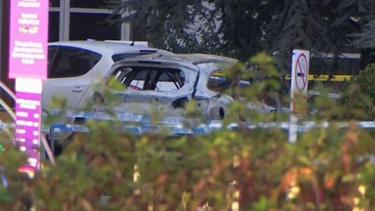 Así quedó el taxi luego de la explosión del atacante suicida (Foto: AP)