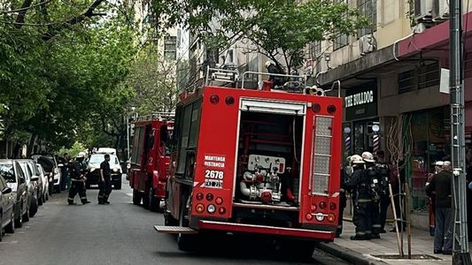 Conmoción en Once por un incendio que se propagó hacia un hotel familiar