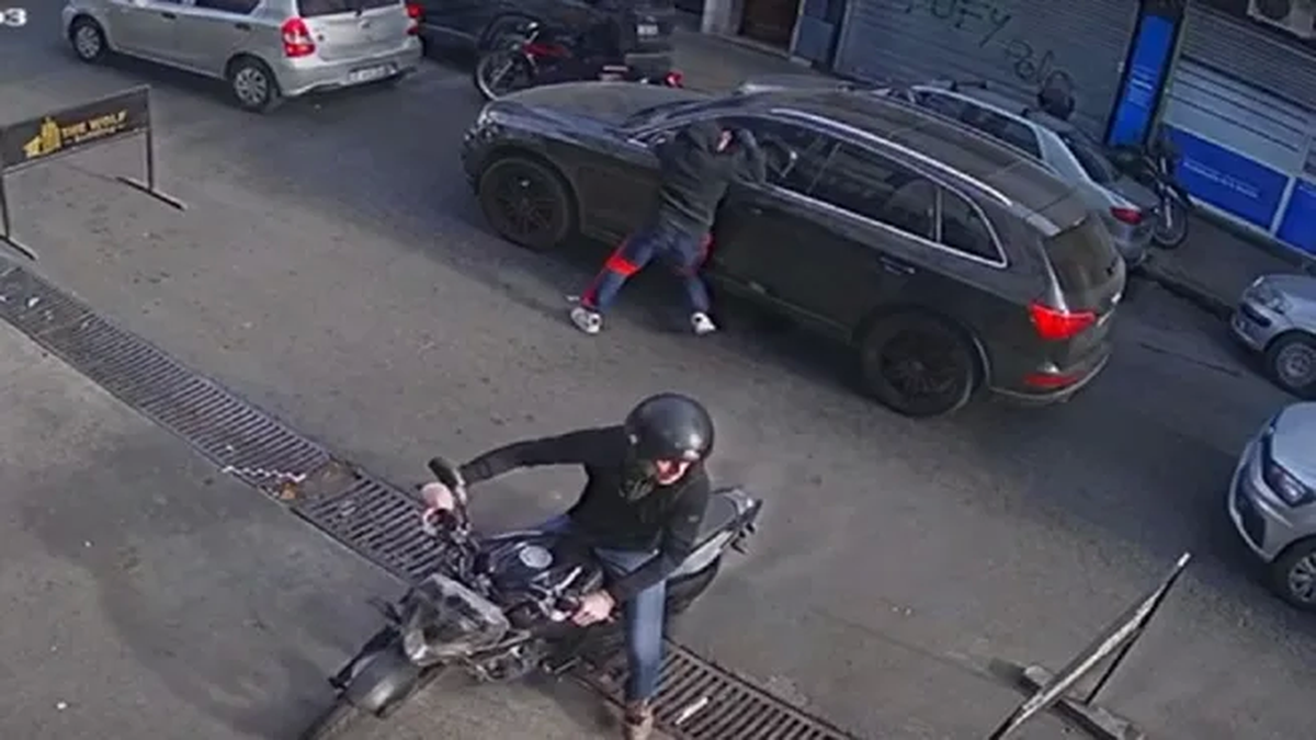 Motochorros protagonizaron una salidera bancaria en Ituzaingó. (Foto: captura)
