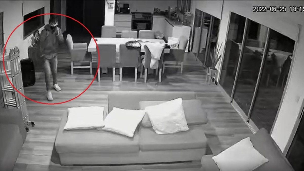 Un delincuente irrumpió en una casa ubicada en Ranelagh y se llevó joyas de gran valor sentimental para la familia.