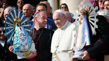 En San Pedro, Francisco bendijo la restitución de una imagen de la Virgen de Luján que estuvo en Malvinas