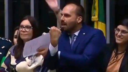 Insultos sexistas y corte de manga: escándalo de los Bolsonaro con la prensa y diputadas opositoras
