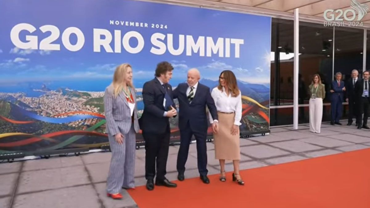 Tras una fría foto, Lula da Silva no perdió el tiempo y lo invitó a Milei para que avanzara hacia el salón de conferencias. (foto: Captura de TV)
