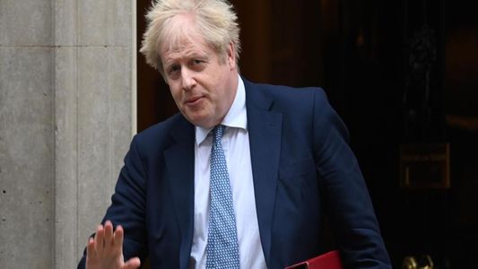 Boris Johnson regresa al Reino Unido y refuerza rumores de una candidatura a primer ministro