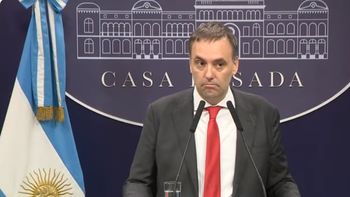 El Gobierno confirmó la baja de 15 mil contratos en el Estado y la suspensión operatoria de miles de cooperativas (Foto: captura YouTube Presidencia de la Nación).