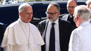 El papa León XIV llega a Gemelli para la operación de la que sigue convaleciente. (Foto: Reuters)