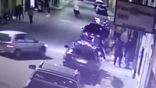 Video | San Pedro: lo echaron del boliche y chocó el auto contra la puerta en venganza