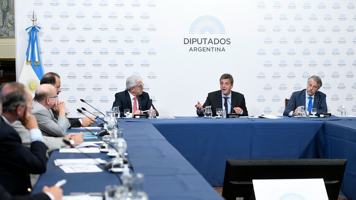 Sergio Massa y Julián Domínguez recibieron al Consejo Agroindustrial en la Cámara de Diputados: El Gobierno promete acelerar el tratamiento de la ley de fomento del sector para aumentar exportaciones. Foto: Presidencia Cámara de Diputados.