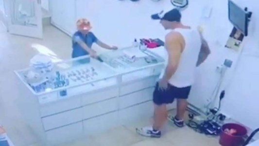 La mamá del nene de nueve años que asaltó la joyería de Moreno lo entregó a la policía