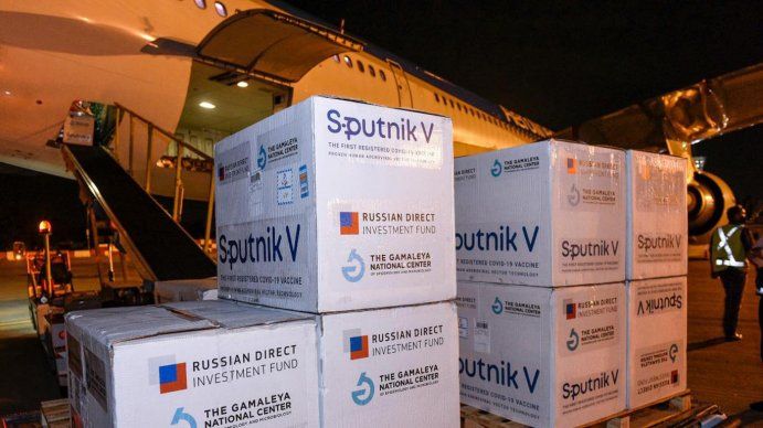 Vacunas: tras días de demora, arriba el undécimo vuelo desde Moscú