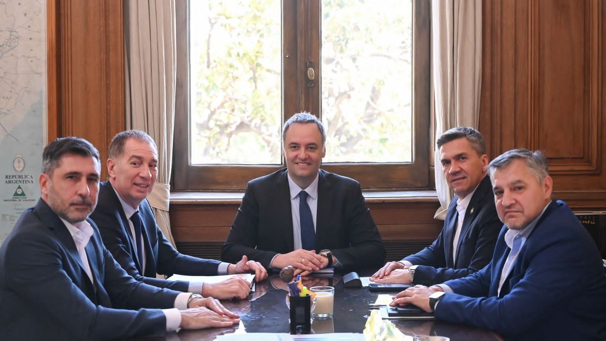 Santilli y Adorni con el chaqueño