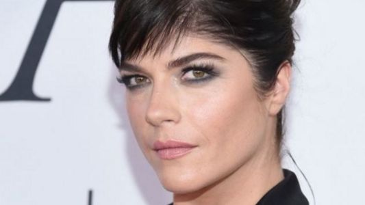 Selma Blair, drogada y delirando en pleno vuelo fue bajada del avión