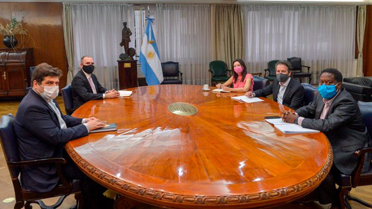 Reunión productiva: Guzmán y la misión del FMI iniciaron las negociaciones para el pago de la deuda