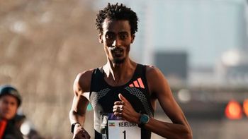 Yomif Kejelcha hizo historia en la Media Maratón de Buenos Aires y rompió el récord mundial