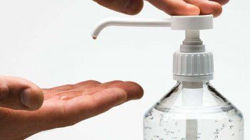 Autorizan a farmacias porteñas a elaborar alcohol en gel y repelentes