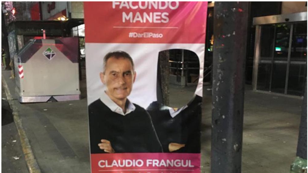 Carteles electorales vandalizados en La Plata (foto: Télam)