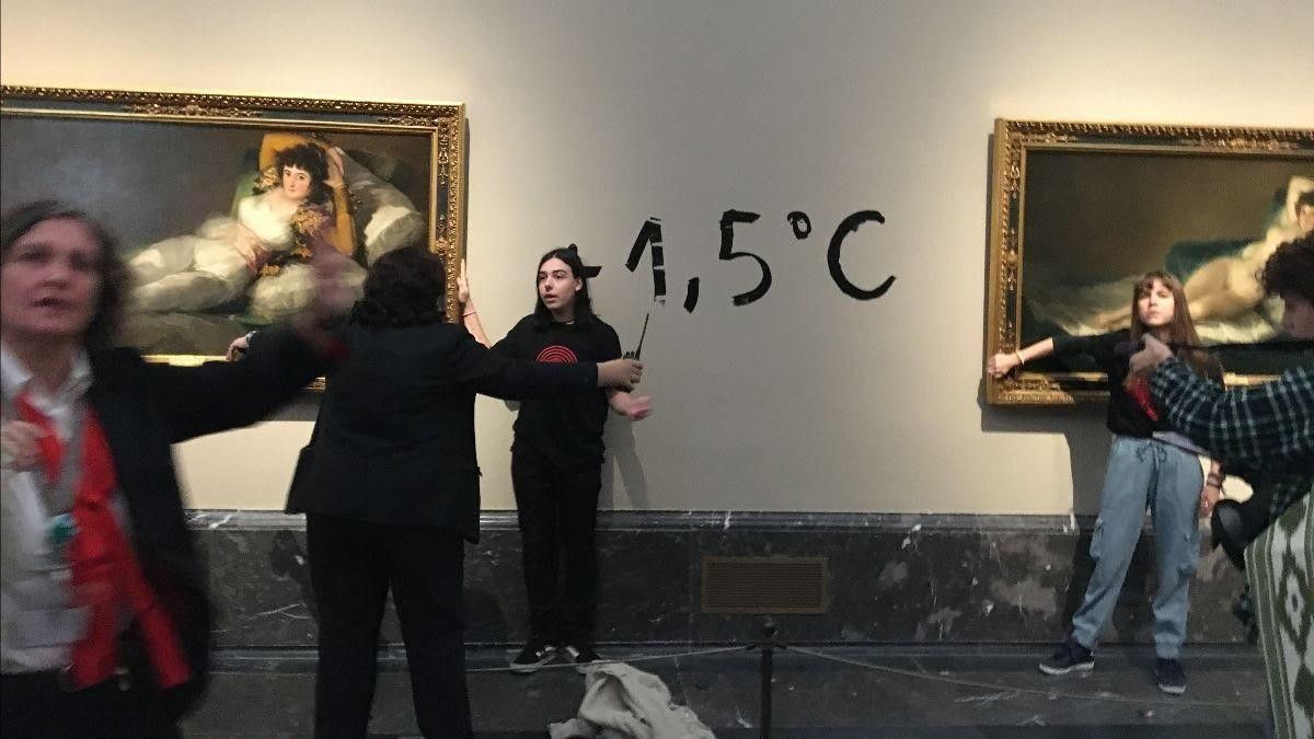 Dos jóvenes se pegan al marco de los cuadros de Las Majas de Goya en el Museo del Prado.&nbsp;