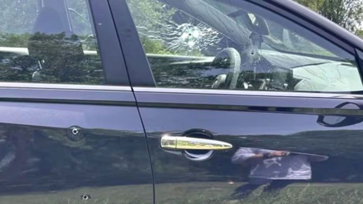 Así quedó uno de los vehículos atacados por la mujer 