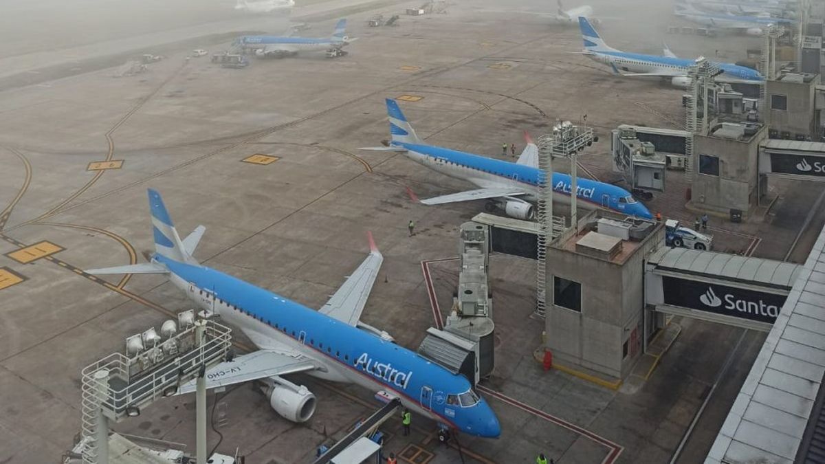 Continúan los vuelos y cancelaciones en Ezeiza y Aeroparque por la niebla &nbsp;