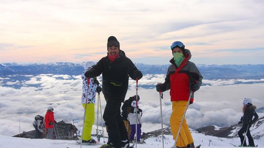 Julián Weich con su hijo Tomás en la nieve: uno hippie, el otro esquiador