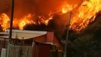El presidente de Chile, Sebastián Piñera viajó a Valparaíso para recorrer el área afectada por los incendios