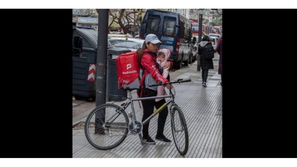 La verdadera historia detrás de la foto viral sobre la mamá repartidora