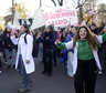 Residentes bonaerenses marcharon en La Plata por mejores salarios y condiciones laborales